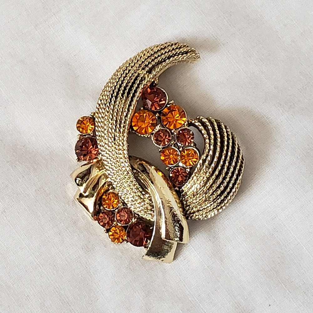 Gold tone pin with Amber and Rust colored Stones